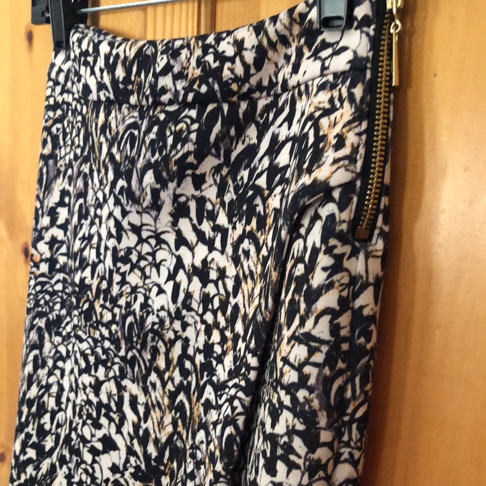 Print Pattern Asymmetrical Panel Straight Skirt w/Side Gold Zipper Closing. - Picture 2 of 10
